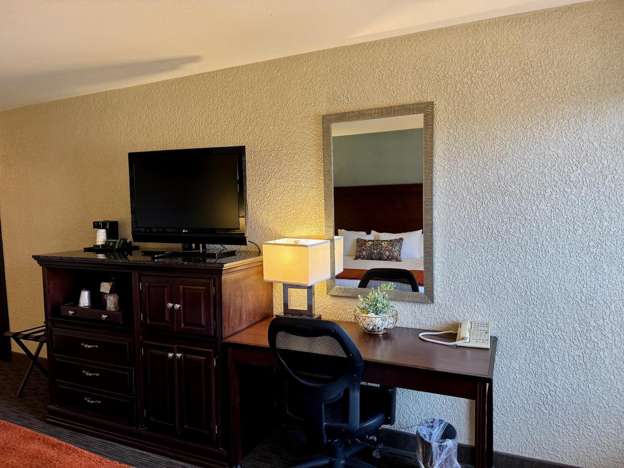Troy Inn & Suites エクステリア 写真