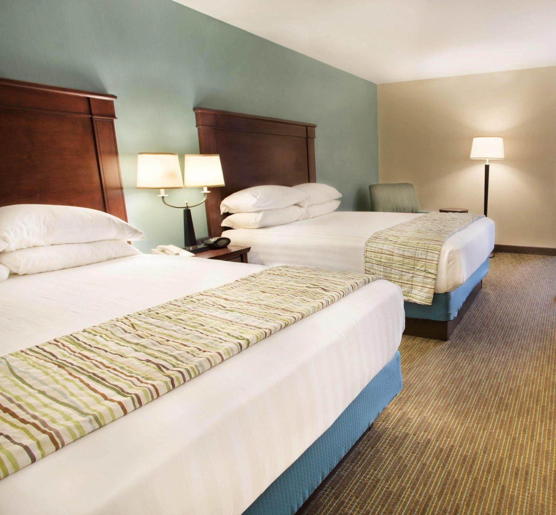 Troy Inn & Suites エクステリア 写真